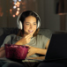 glad tjej streamar något och äter popcorn.jpg