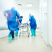 sjuksköterskor och läkare springer med patient på bår i sjukhuskorridor.jpg