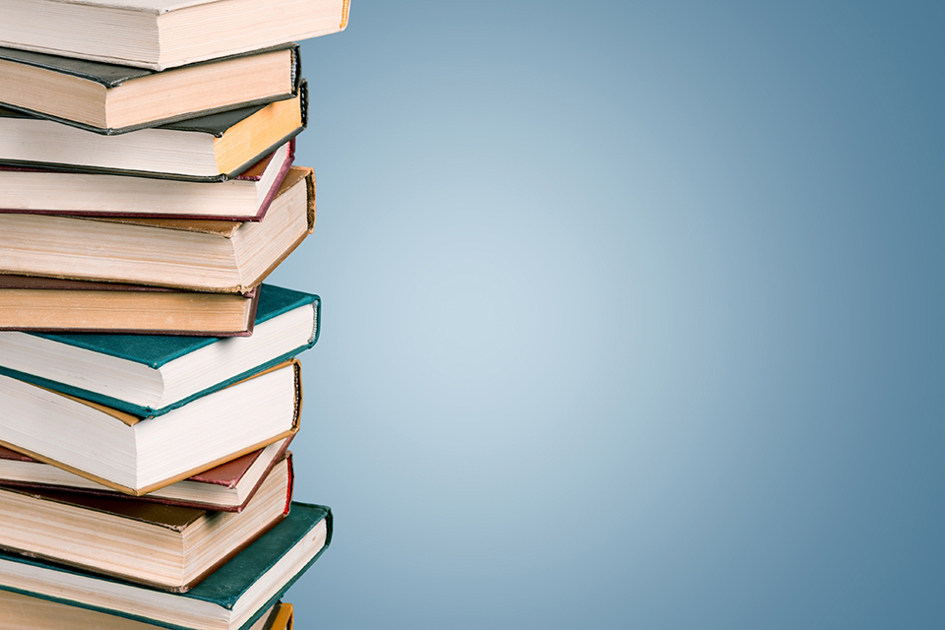 böcker på hög i vänsterkanten.jpg