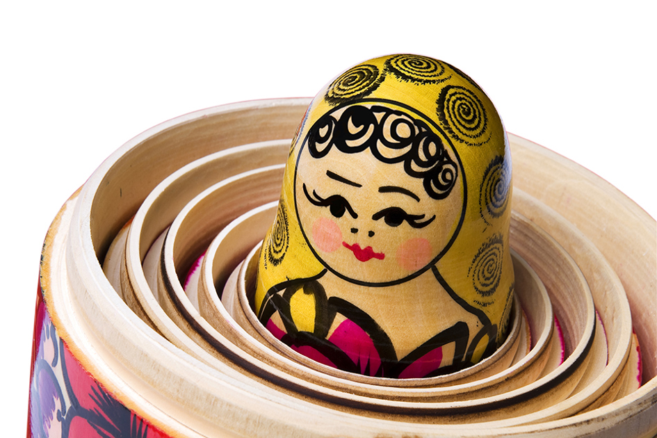 en rysk docka innuti flera andra halva ryska dockor.jpg