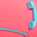 turkos telefon mot rosa bakgrund.jpg