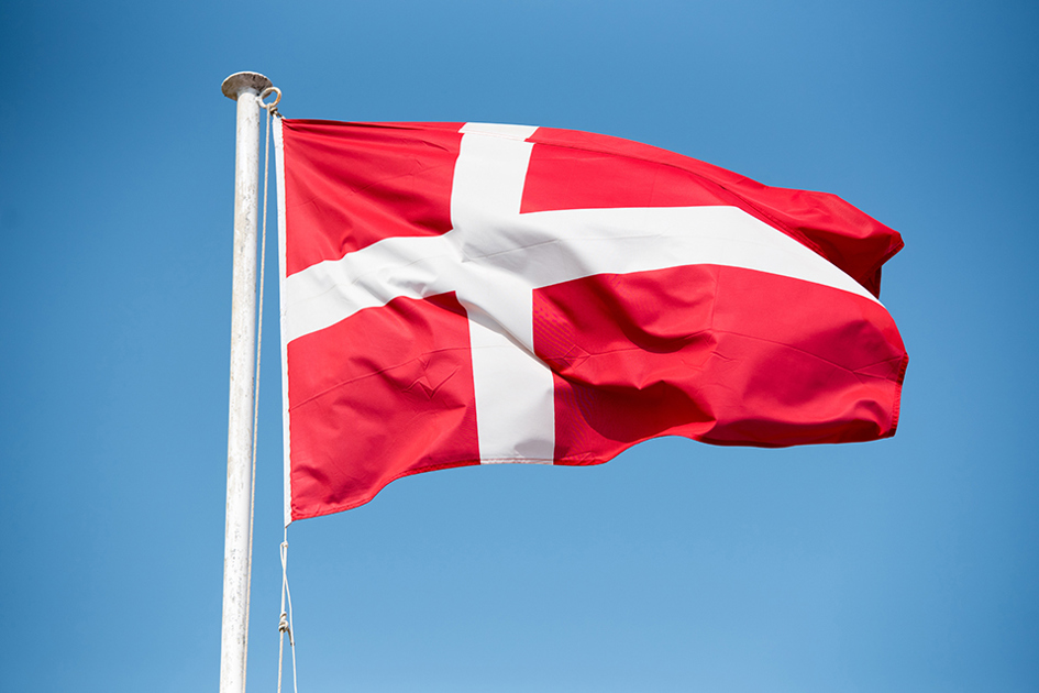 en dansk flagga på flaggstång.jpg