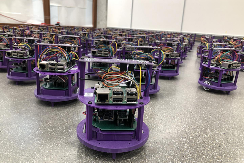 robotsvärm i labb.jpg