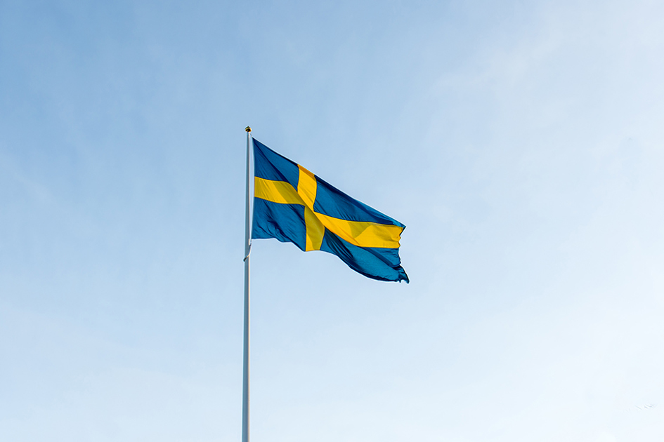 svenska flaggan på flaggstång.jpg