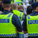 Två Poliser Med Ryggen Mot Kameran