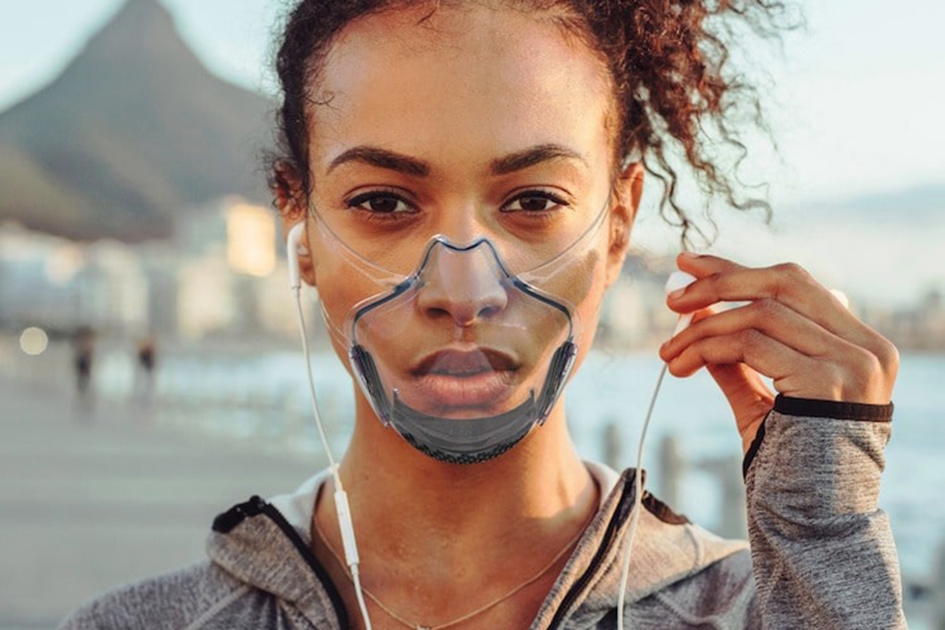 Genomskinlig Ansiktsmask På Mörkhyad Kvinna