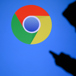 Google Chromeloggan Med En Skuggad Person Framför