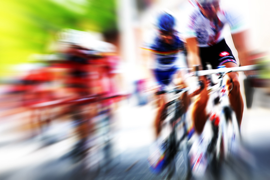 Tävlingscyklister Blurrig Bild För De Cyklar Fort