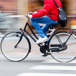 Person Med Röd Jacka Susar Fram På Damcykel