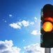 Gult Trafikljus Mot Blå Himmel