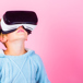 Ung Grabb Med Vr Glasögon Tittar Uppåt Mot Rosa Bakgrund