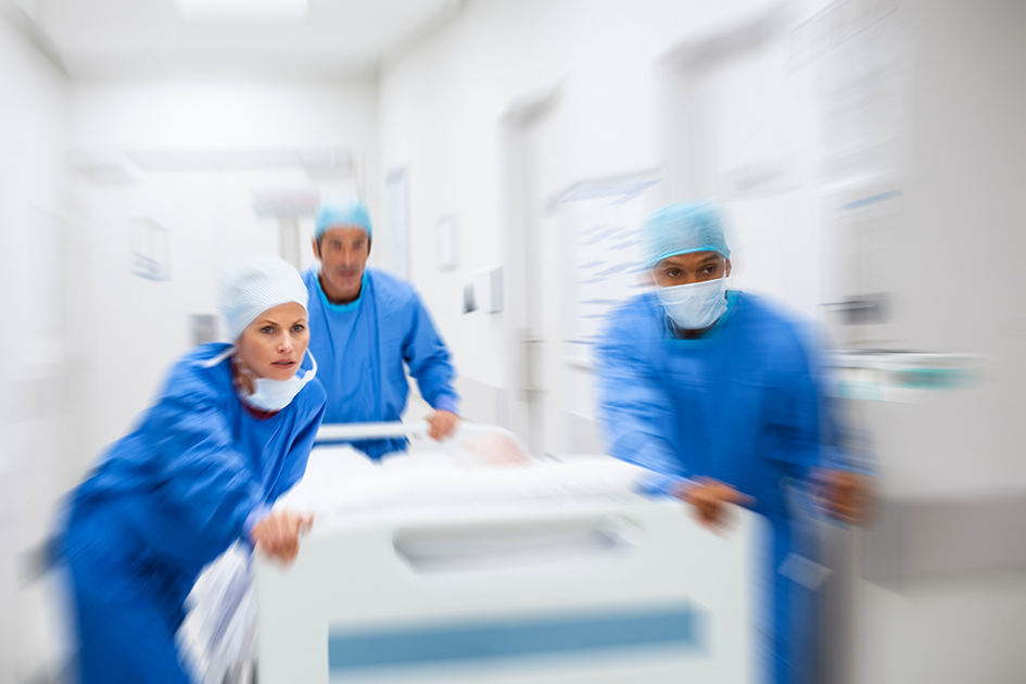 It, Vård, 3 Sjukvårdare Rusar En Patienten I Säng Inne På Sjukhus