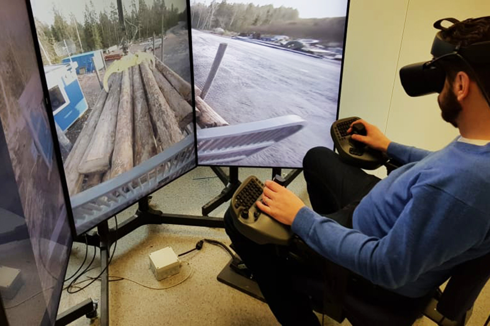 Fjärrstyrning, 5G, Man Fjärrstyr En Skogsmaskin Med Vr