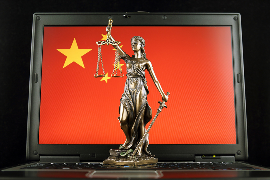Kina, Dataskydd, En Justice Staty På En Dator Med Kinesisk Flagga