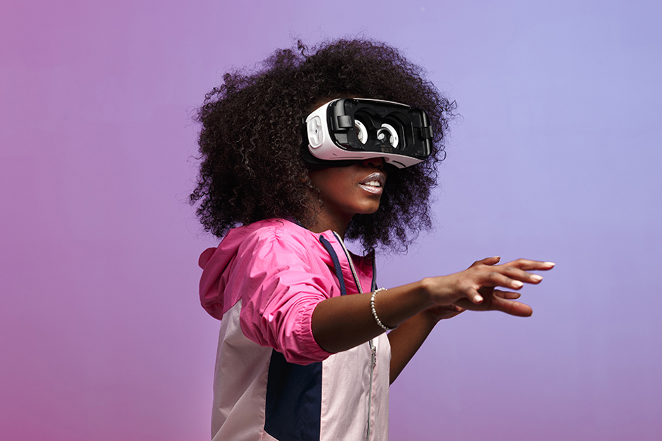 Kvinna I Vr Glasögon Och Räningsoverall Mot Cool Bakgrund