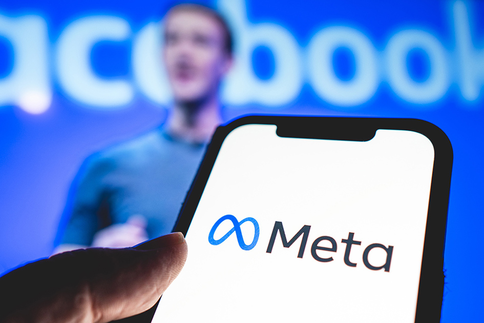 Telefon Med Meta Logo Framför Mark Zuckerberg På Scen