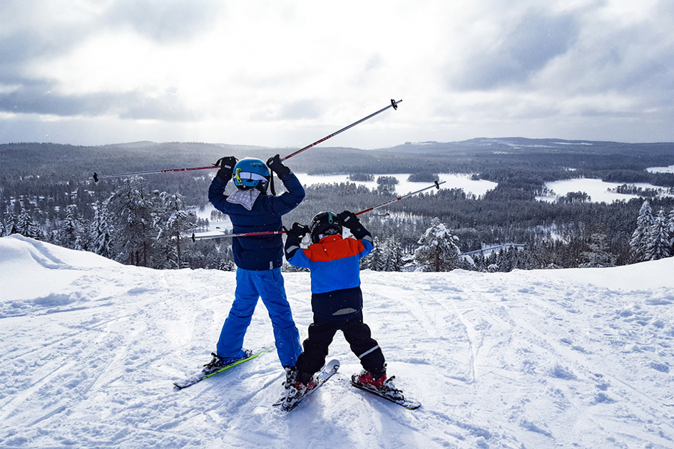 Två Ungar Åker Skidor I Orsa Grönklitt