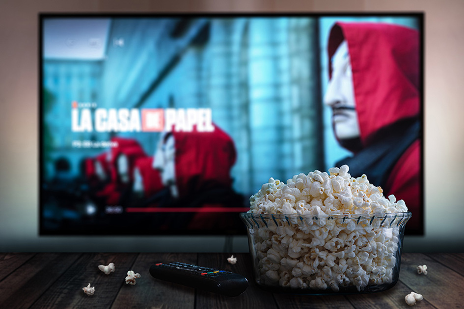 La De Papel På En Tv Och Popcorn