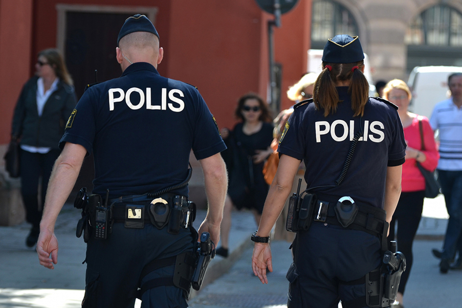 Två Poliser Ute På Stan Och Går; Säkerhet, Cybersäkerhet