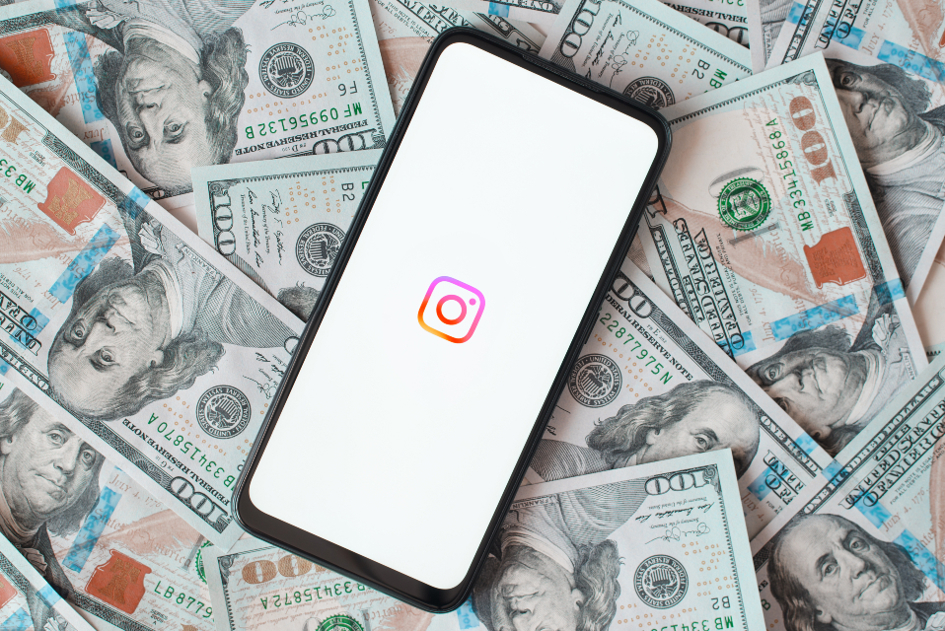 Instagram På Telefon Som Ligger På Dollarsedlar