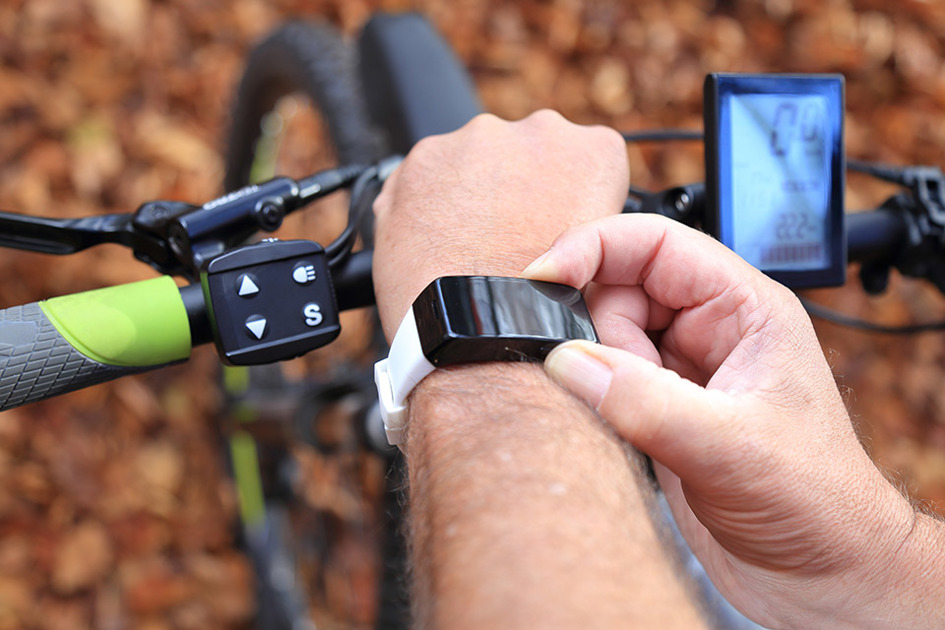 Cyklist Som Använder Smart Klocka